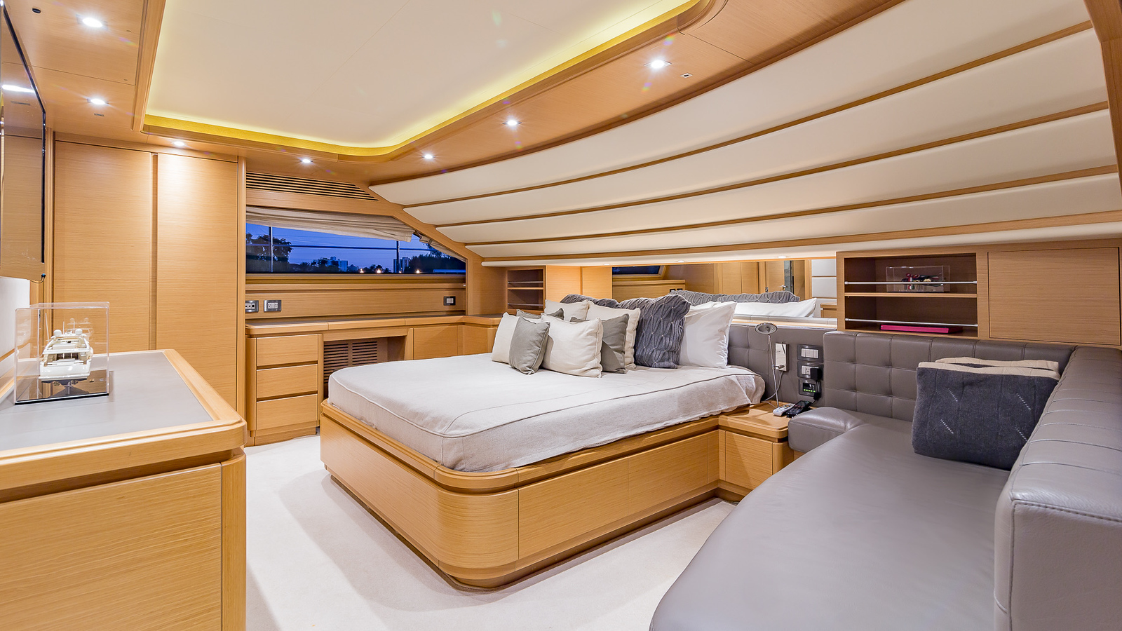 Miami 97 FT Ferretti image #4