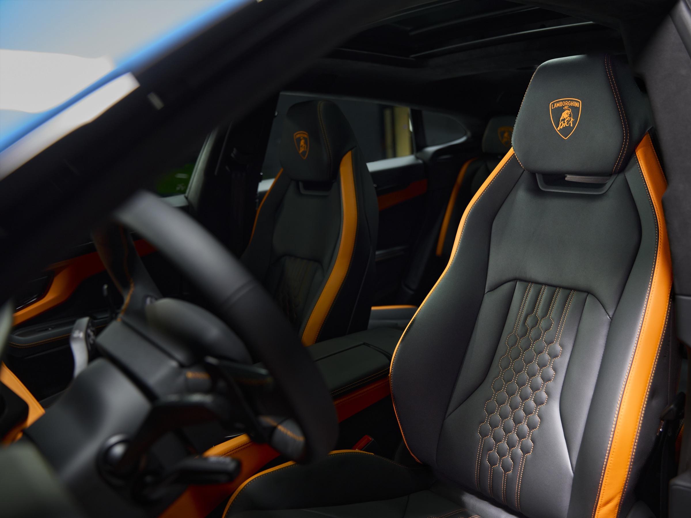Miami Blu Cepheus Lamborghini Urus SE rental image #3