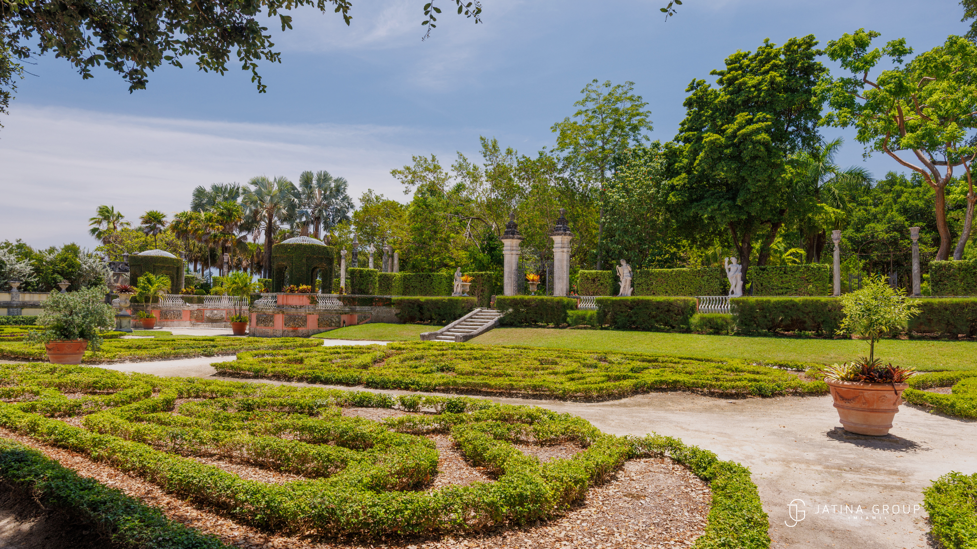 Vizcaya Gardens Tourists