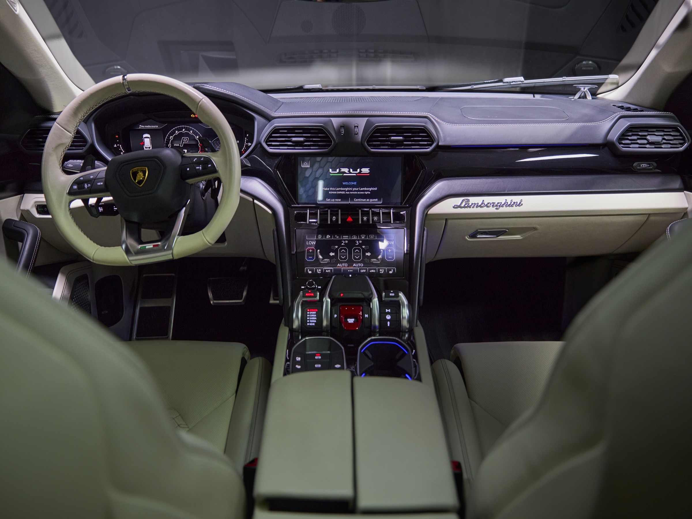 Miami Blu Uranus Lamborghini Urus S rental image #3