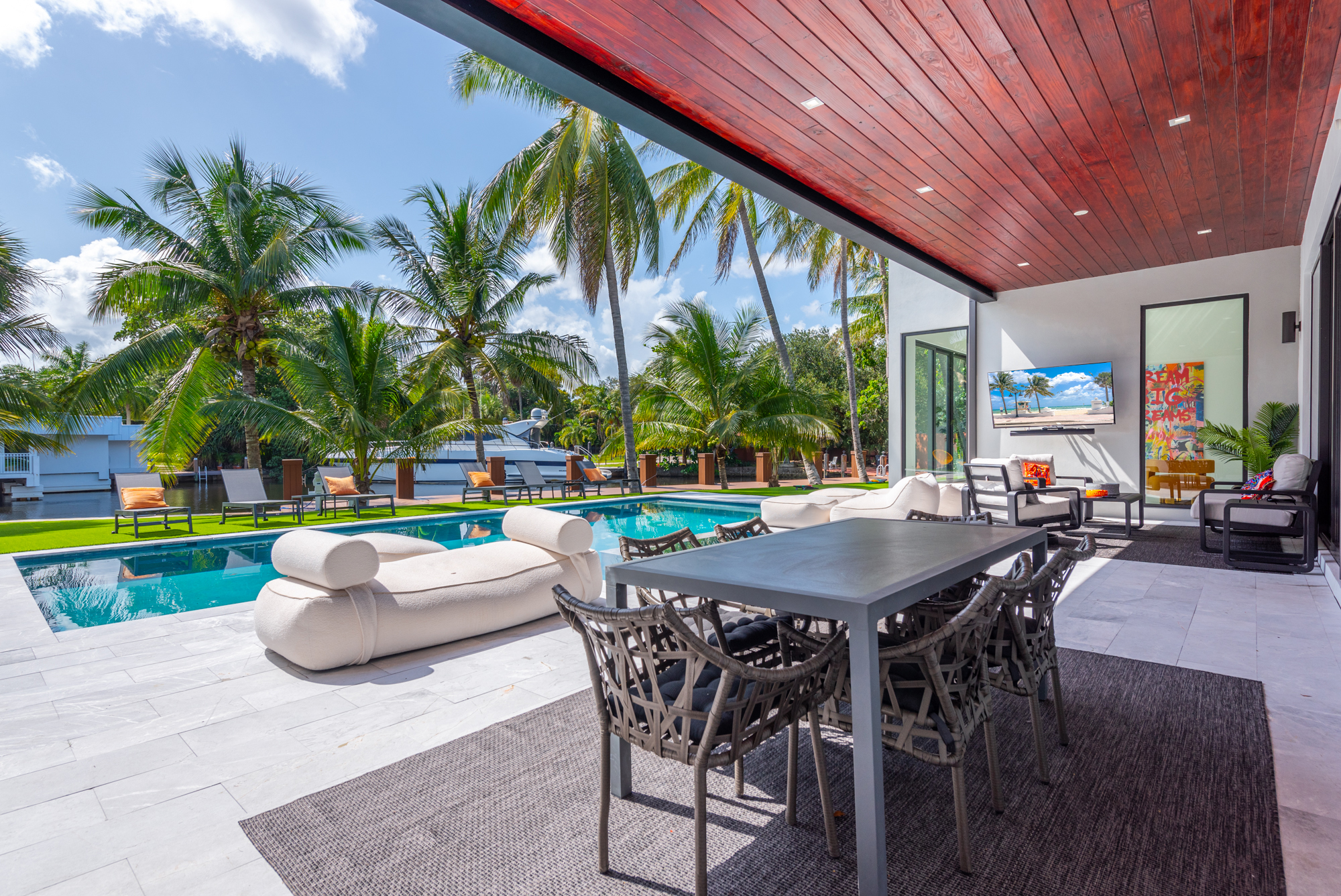 Fort Lauderdale Poolside Amenities