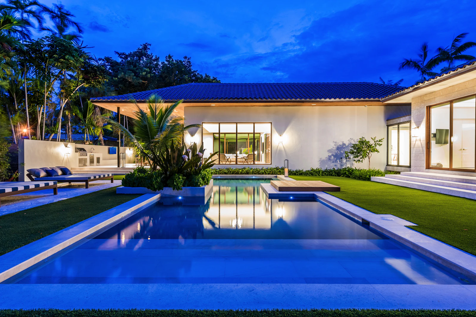 Miami 5 Bedroom Villa Near South Beach and Airport - Villas for