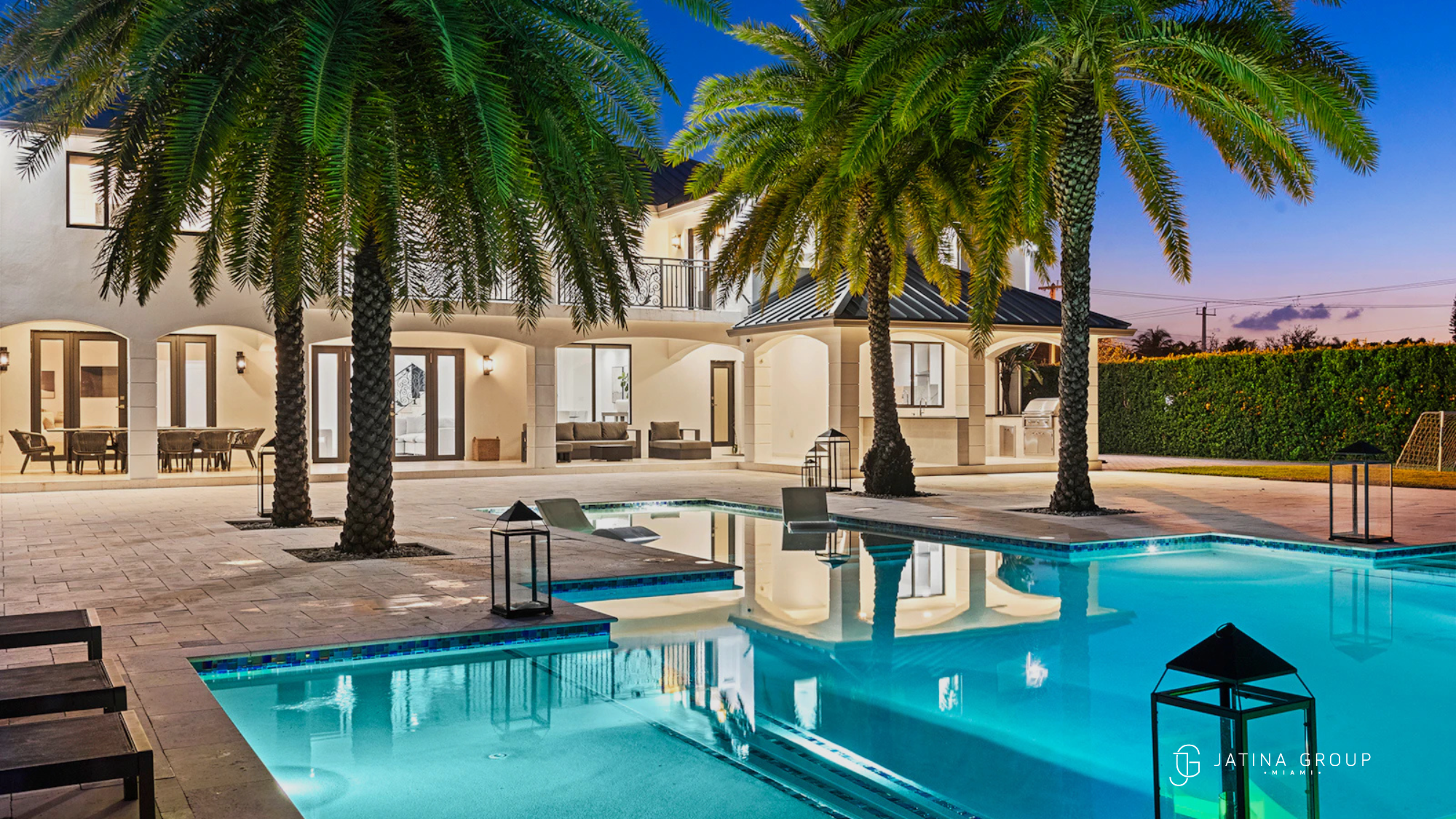 Upscale Villa Poolside