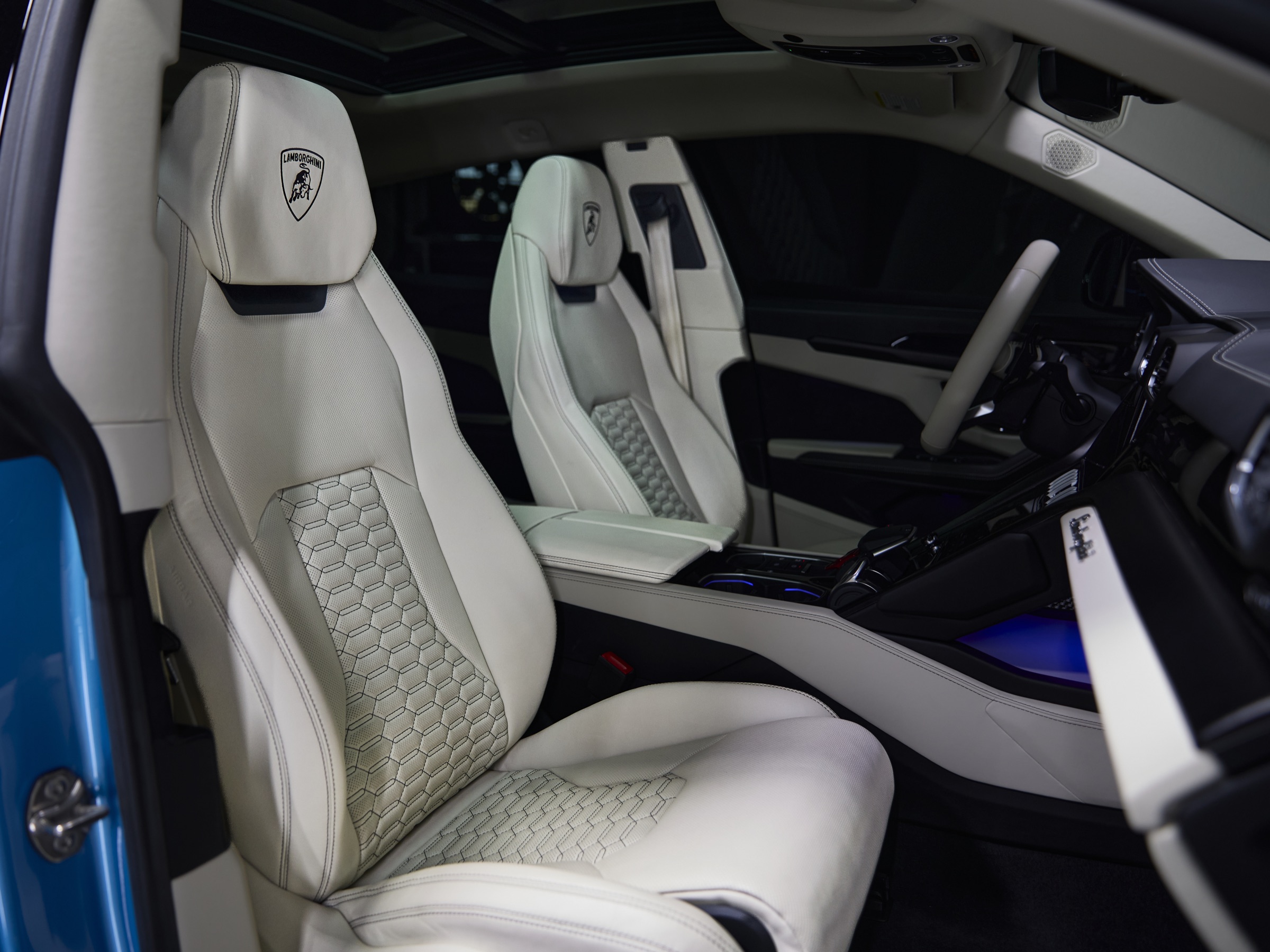 Miami Blu Uranus Lamborghini Urus S rental image #4