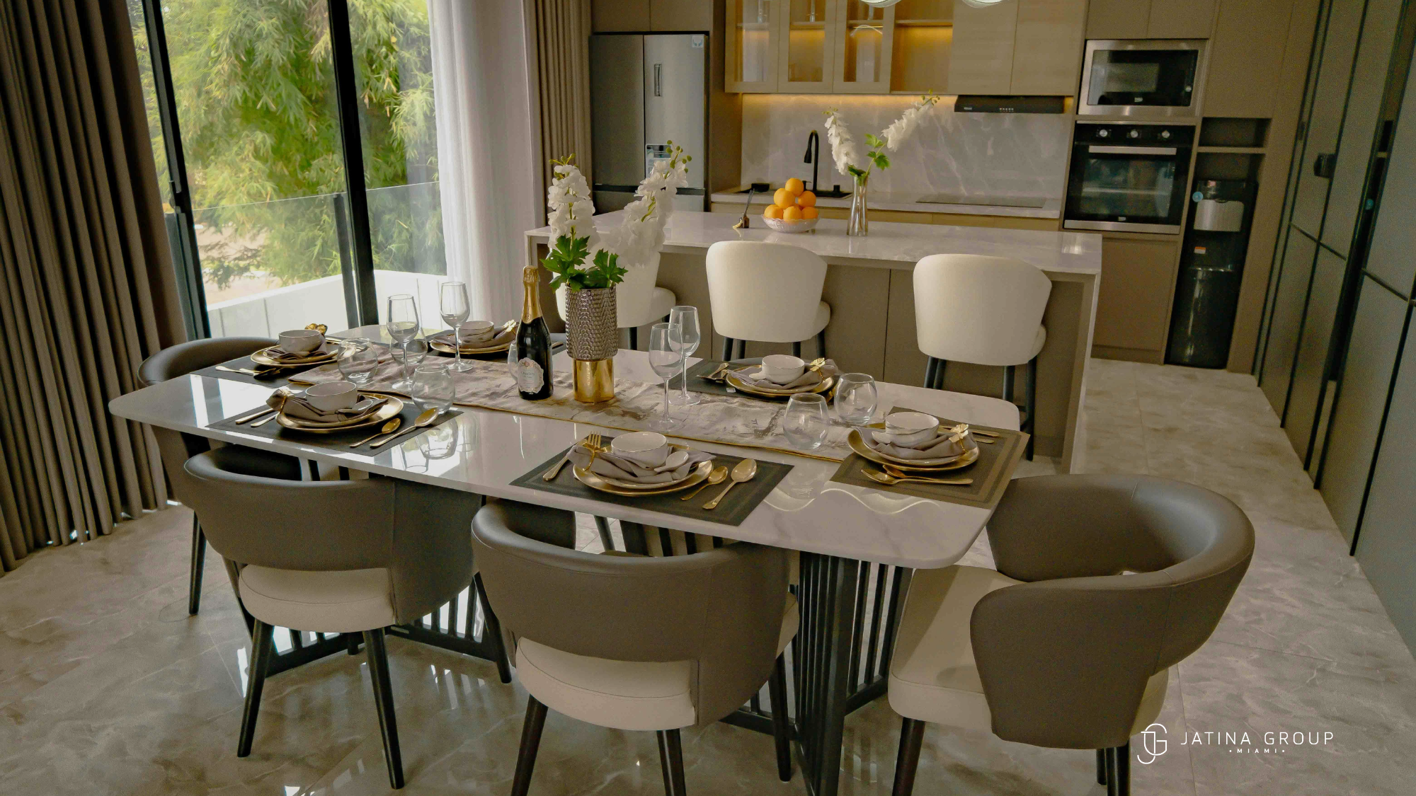 In Villa Dining Restaurant Scene