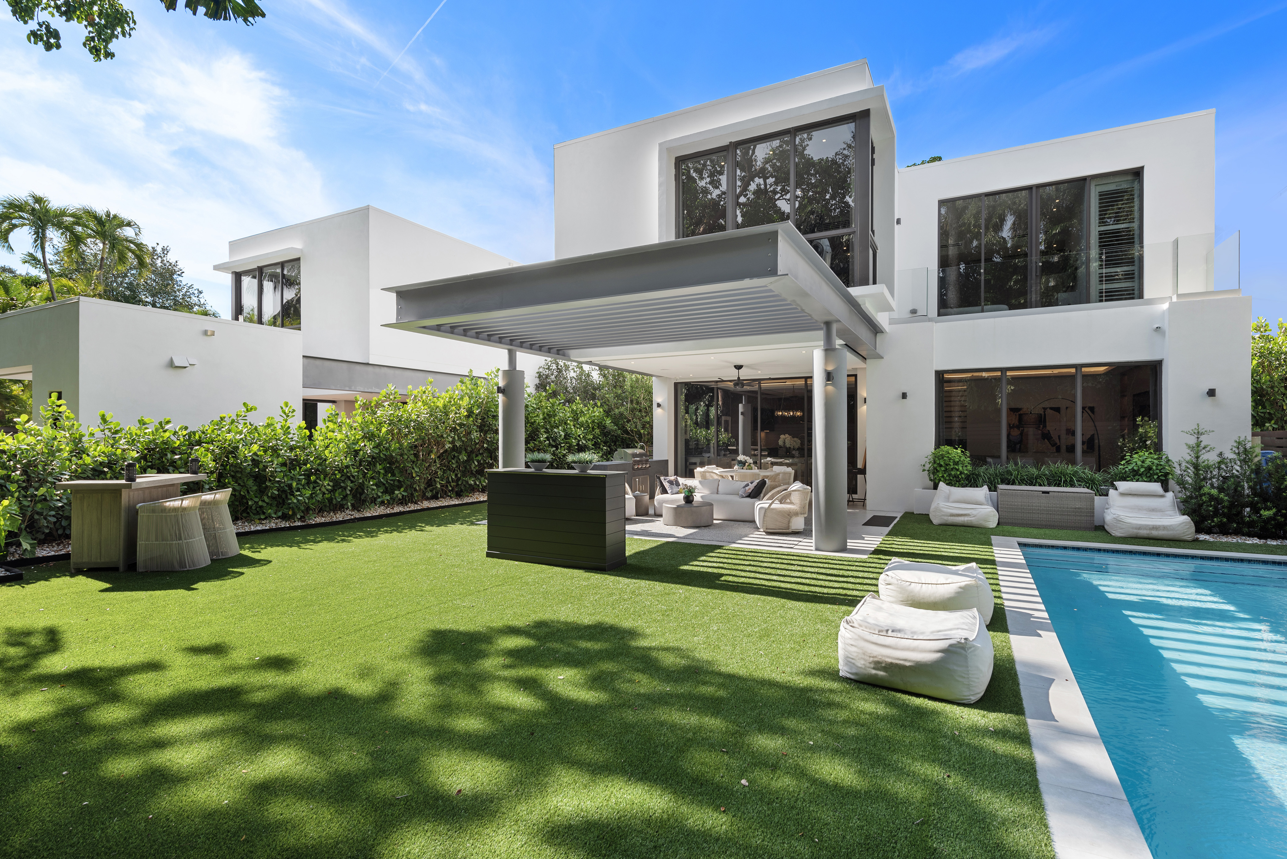 Villa Grove Modern Exterior